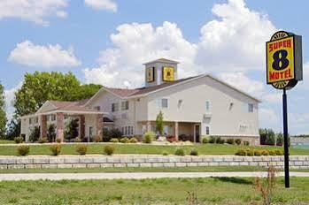 Wamego Inn And Suites Bagian luar foto