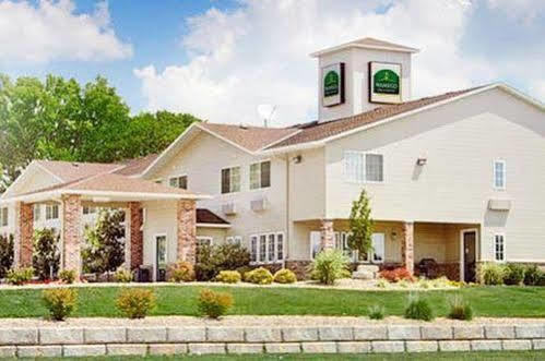 Wamego Inn And Suites Bagian luar foto